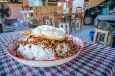 Tayland yemeği, kızarmış fesleğen, domuz eti ve sahanda yumurta Tayland yemekleri, orijinal Tayland yemeği konsepti..