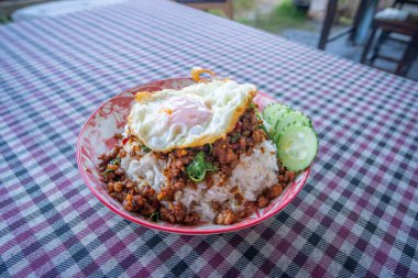 Tayland yemeği, kızarmış fesleğen, domuz eti ve sahanda yumurta Tayland yemekleri, orijinal Tayland yemeği konsepti..