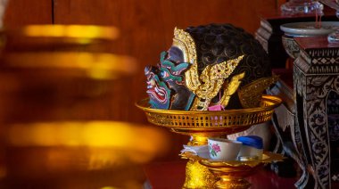 Geleneksel Tayland desenli güzel pandomim ya da Khon maskeleri ahşap raflara dizilmiş Tayland tablosu Tayland 'da halka açık bir yer olarak hazırlanmıştır..