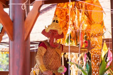 Lamphun, Tayland - 13 Ocak 2024: Pandomim elbiseli insanlar, Pantomim (Khon), Tayland 'ın Lamphun şehrinde 13 Ocak 2024 tarihinde yaşanan klasik maskeli dramdır.