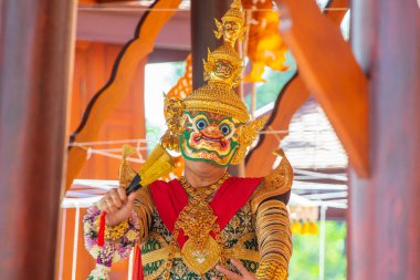 Lamphun, Tayland - 13 Ocak 2024: Pandomim elbiseli insanlar, Pantomim (Khon), Tayland 'ın Lamphun şehrinde 13 Ocak 2024 tarihinde yaşanan klasik maskeli dramdır.