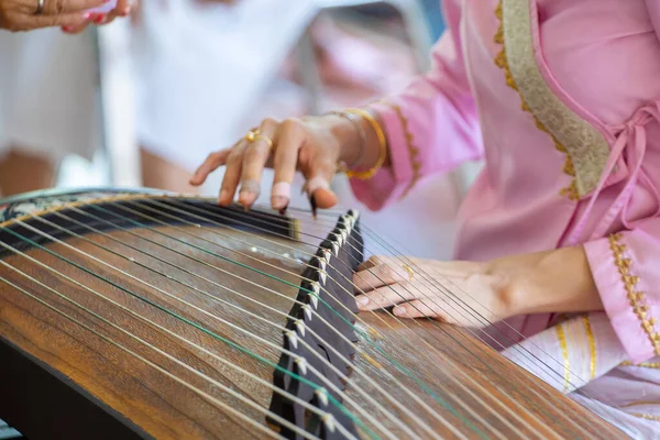 Femme jouant au guzheng doldur le nouvel an chinois