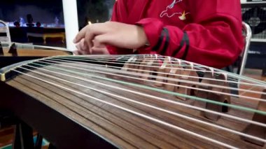 Femme jouant au guzheng doldur le nouvel an chinois