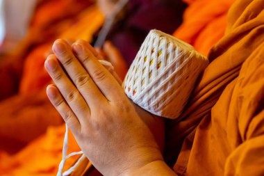 Keşişin elini, kutsal ipliği, Budist kutsal gününü, Budist keşiş ayinini, duvar kâğıdı kavramını kaybedersin.