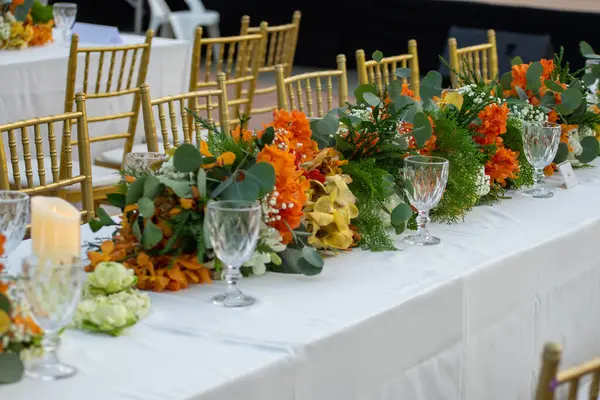 Красивые Цветы Украшенные Столе Столы Накрытые Вечеринки Свадебного Приема Роскошь Стоковое Фото