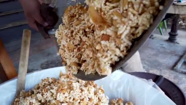 다양한 끈적한 디저트 디저트 견과류 코코넛 설탕으로 Krayasart — 비디오