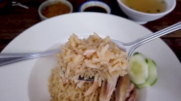 Sliced Hainan Style Chicken Marinated Rice Served Chilli Sauce Cucumber — Stock Video