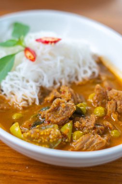 Khanom Jeen Red Curry Tayland yemeği biraz baharatlı.