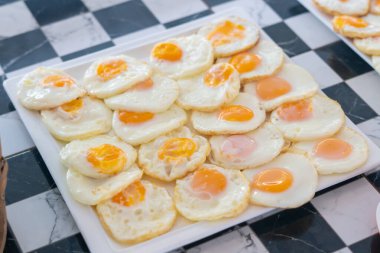 Mutfakta pişmiş yumurta menüsü.