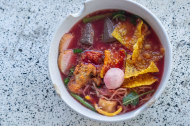 Öğle Yemeği Masasında Büyük Yen Ta Fo Eriştesi. Pembe Çorba İçinde Büyük Erişte