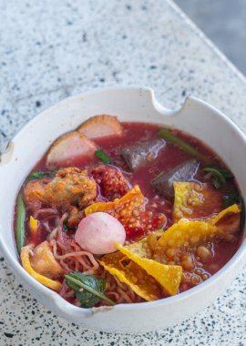 Öğle Yemeği Masasında Büyük Yen Ta Fo Eriştesi. Pembe Çorba İçinde Büyük Erişte