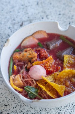 Öğle Yemeği Masasında Büyük Yen Ta Fo Eriştesi. Pembe Çorba İçinde Büyük Erişte