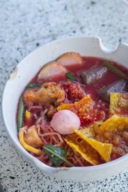 Öğle Yemeği Masasında Büyük Yen Ta Fo Eriştesi. Pembe Çorba İçinde Büyük Erişte