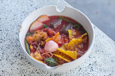 Öğle Yemeği Masasında Büyük Yen Ta Fo Eriştesi. Pembe Çorba İçinde Büyük Erişte