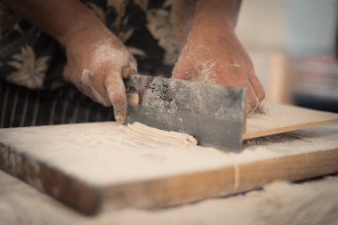 Tayland pazarında taze soba eriştesi yapıyorum. 