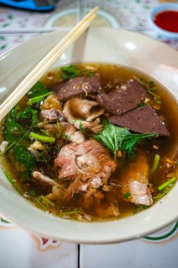 Ünlü Taylandlı - Çin Yemeği - Pıhtılaşmış domuz kanı ve kıymalı pirinçli temiz çorba