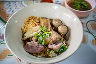 Tayland gemisi erişte çorbası, biftek, köfte ve fasulye filizi.