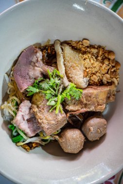 Tayland gemisi erişte çorbası, biftek, köfte ve fasulye filizi.