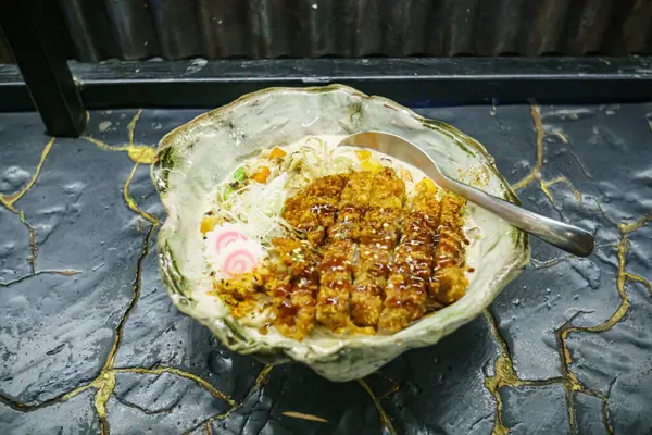 Kırmızı kasede ramen eriştesi yakın plan.