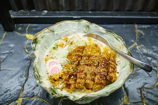 Kırmızı kasede ramen eriştesi yakın plan.