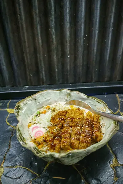 Kırmızı kasede ramen eriştesi yakın plan.