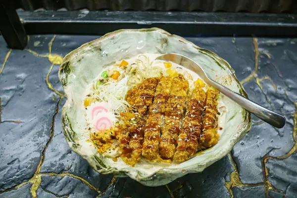 Kırmızı kasede ramen eriştesi yakın plan.