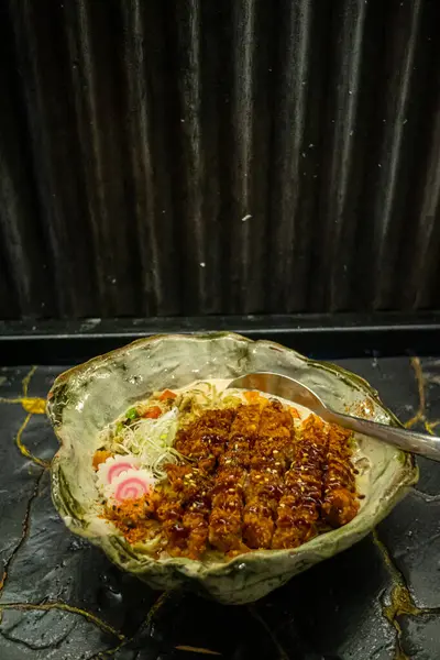 Kırmızı kasede ramen eriştesi yakın plan.