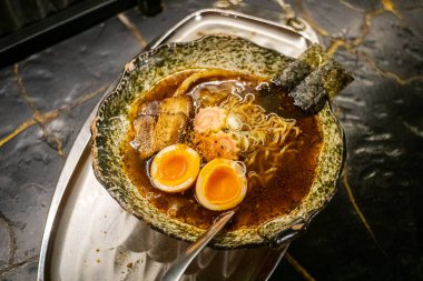 Kırmızı kasede ramen eriştesi yakın plan.