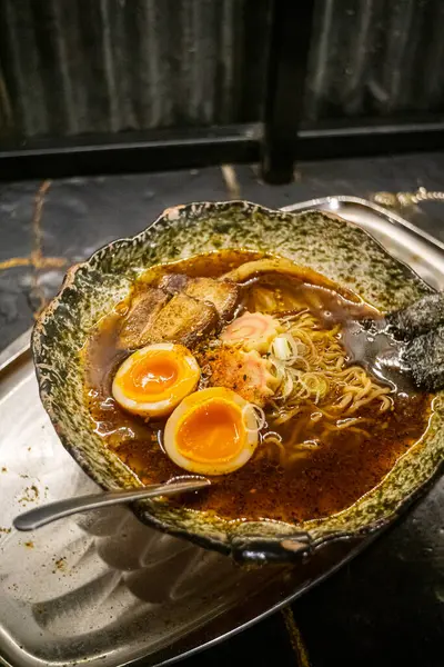 Kırmızı kasede ramen eriştesi yakın plan.