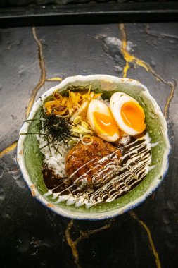 Bir tabak Japon hamburg körili pilavı..