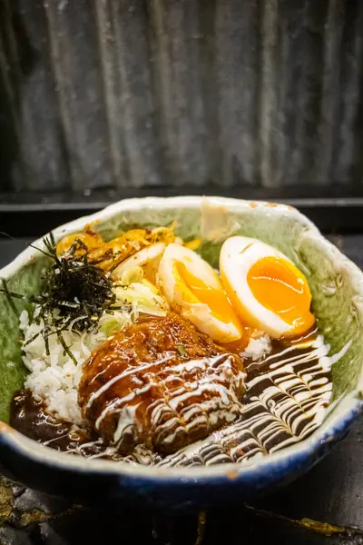 Bir tabak Japon hamburg körili pilavı..