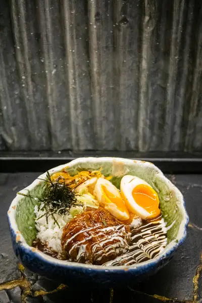 Bir tabak Japon hamburg körili pilavı..