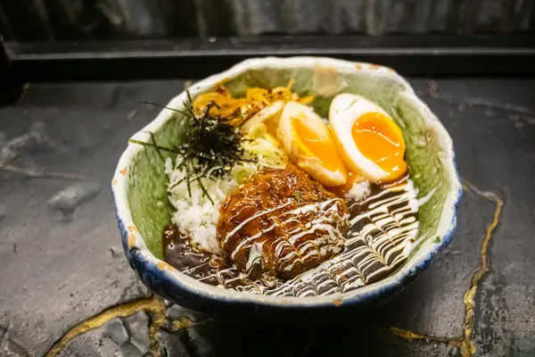 Bir tabak Japon hamburg körili pilavı..