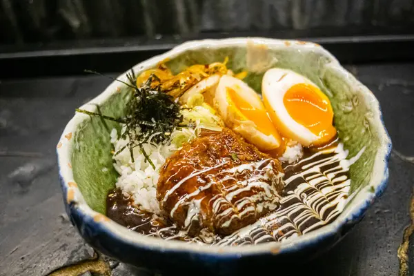 Bir tabak Japon hamburg körili pilavı..