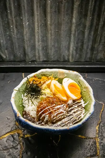 Bir tabak Japon hamburg körili pilavı..