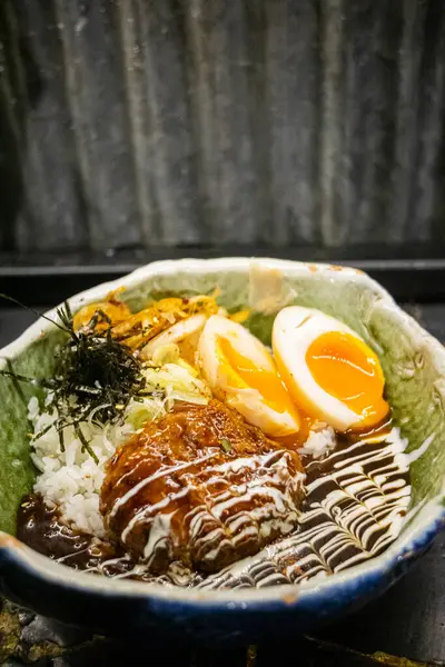 Bir tabak Japon hamburg körili pilavı..