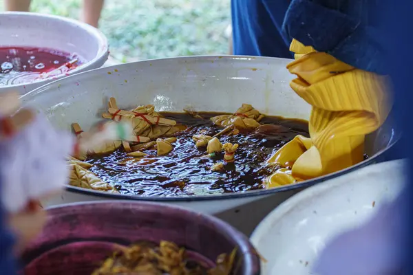 Bırak kumaşlar doğal boyama için kaynasın.