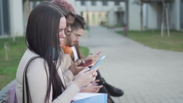 Grupa Studentów Patrzących Smartfona Uzależniona Telefonu — Wideo stockowe
