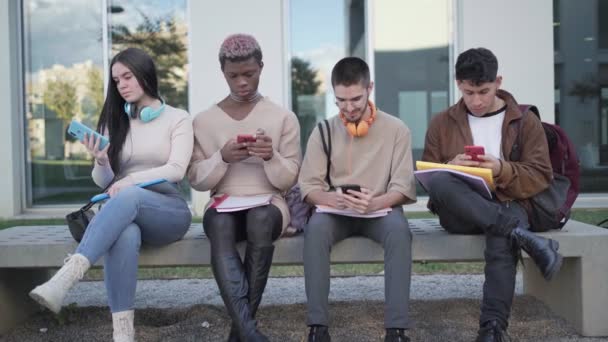 Bir Grup Üniversite Öğrencisi Akıllı Telefonlarına Bakıyor Telefona Bağımlı — Stok video