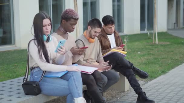 Een Groep Studenten Die Naar Hun Smartphone Kijken Verslaafd Aan — Stockvideo