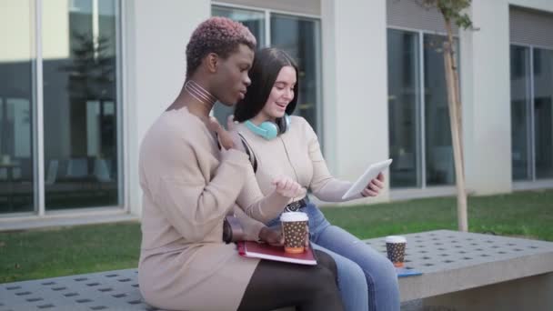 Zwei Junge Studenten Begutachten Notizen Auf Dem Tablet Auf Dem — Stockvideo