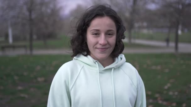 Улыбающаяся Уверенная Себе Европейская Молодая Женщина Смотрит Камеру Улице Счастливая — стоковое видео
