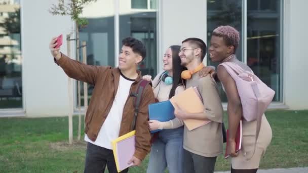 Skupina Vysokoškolských Studentů Vzít Selfie Univerzitní Kampus Jejich Smartphone — Stock video