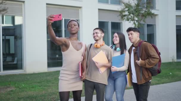 Bir Grup Üniversite Öğrencisi Üniversite Kampüsünde Akıllı Telefonlarıyla Selfie Çekiyor — Stok video