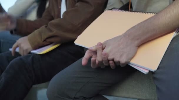Nahaufnahme Der Hände Einiger Studenten Die Auf Einem Universitätscampus Sitzen — Stockvideo