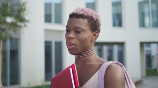 Perto Estudante Universitário Afro Americano Conversando Com Seus Colegas — Vídeo de Stock