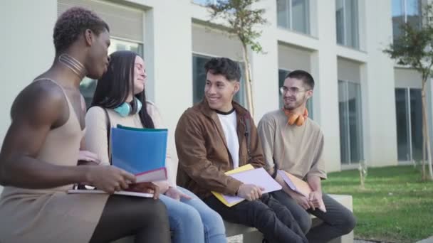 Üniversitenin Kampüsünde Bir Grup Üniversite Öğrencisi Mola Sırasında Konuşuyor — Stok video