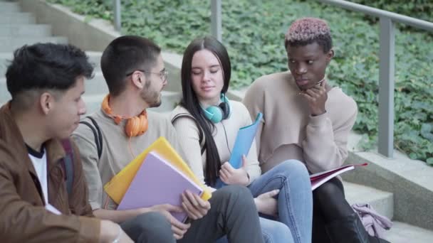 Multiethnische Studentengruppe Macht Eine Pause Sitzt Auf Der Treppe Des — Stockvideo