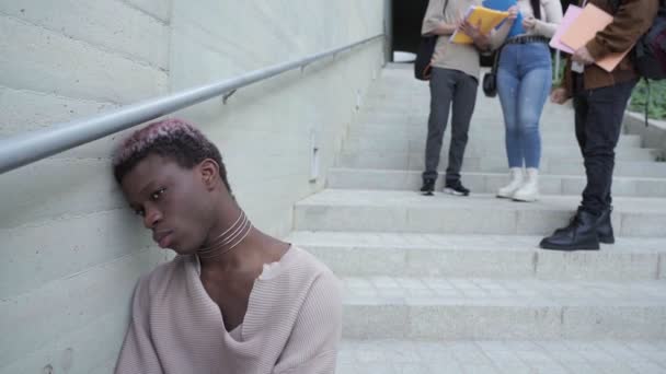 Bir Grup Öğrenci Üniversitede Genç Bir Öğrenciyi Taciz Ediyor — Stok video