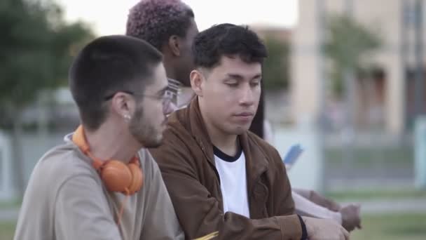 Öğleden Sonra Bir Grup Arkadaş Üniversitenin Kampüsünde Oturup Sohbet Ediyorlar — Stok video